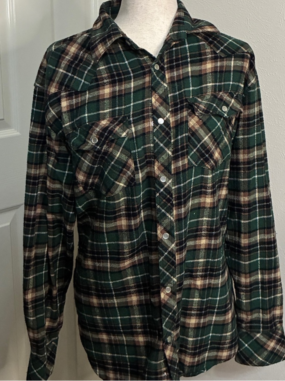 GIOBERTI Men’ms size medium western shirt Earth to green and brown. Pearl snaps.